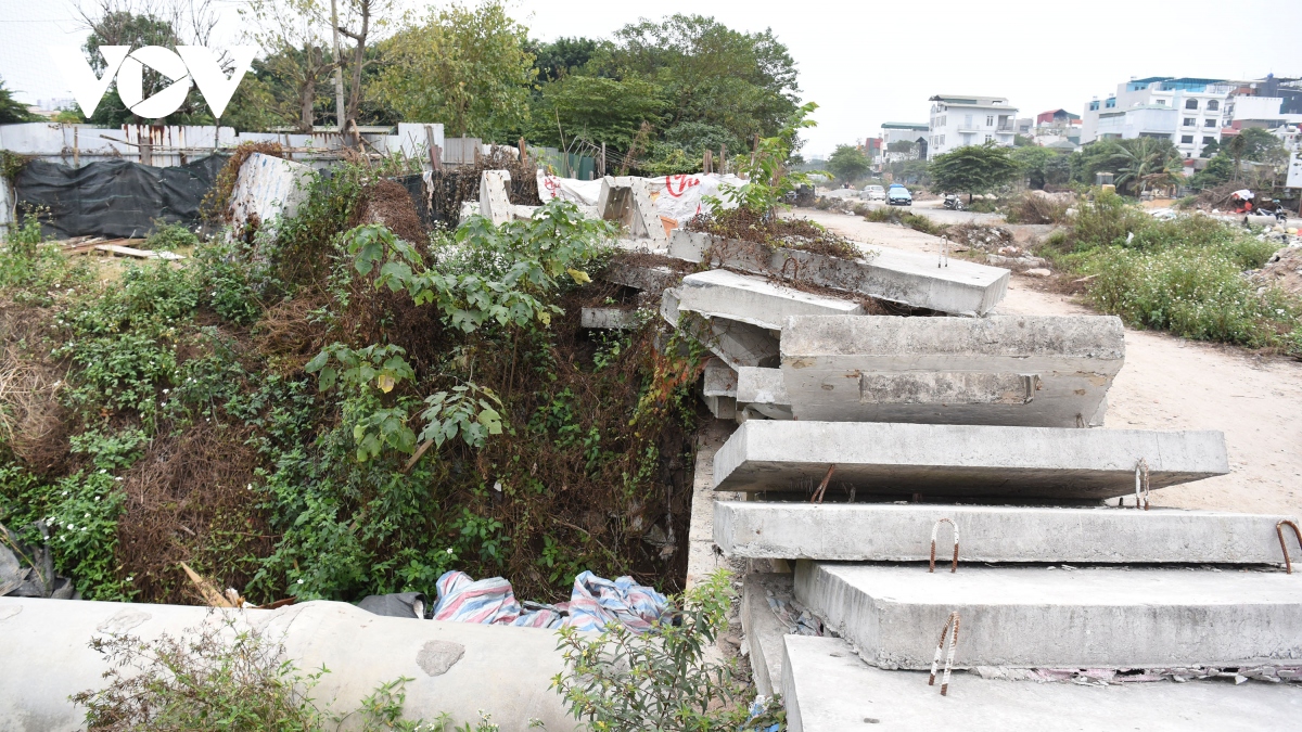 Công trường bỏ hoang ở Hà Nội mất an toàn, ô nhiễm môi trường trong dịp Tết